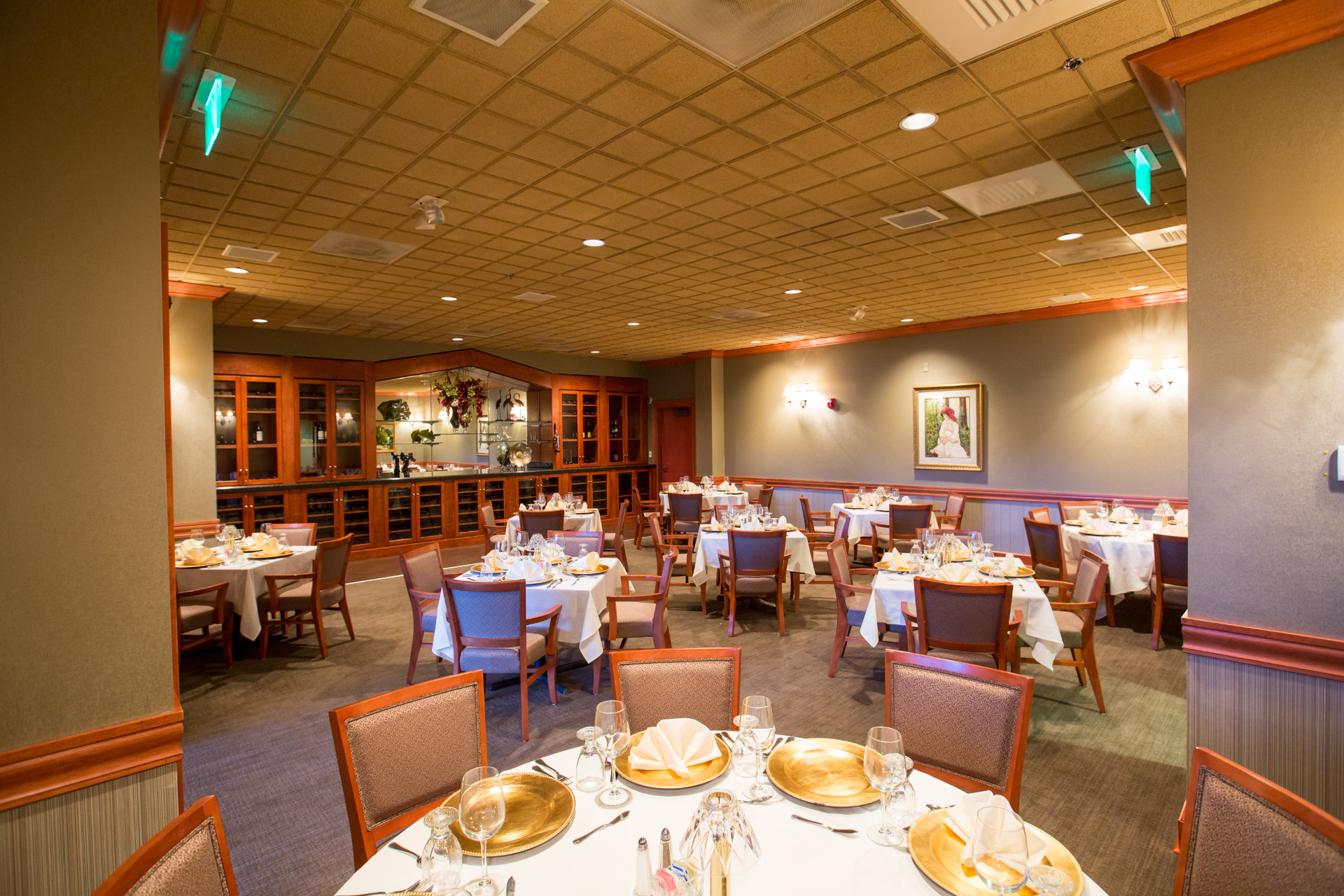 Elegant-dining-room-restaurant-interior-St_-Clair-Country-Club